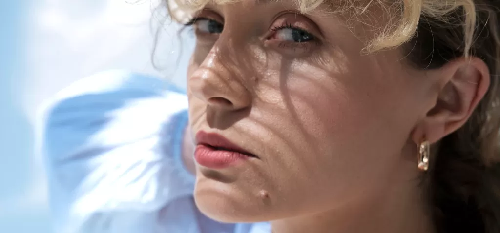 blonde-woman-blue-light.png blonde-woman-blue-light.png style=