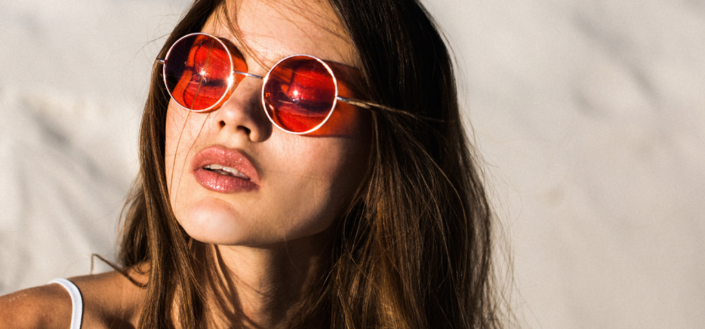 woman-red-sunglasses.png style=