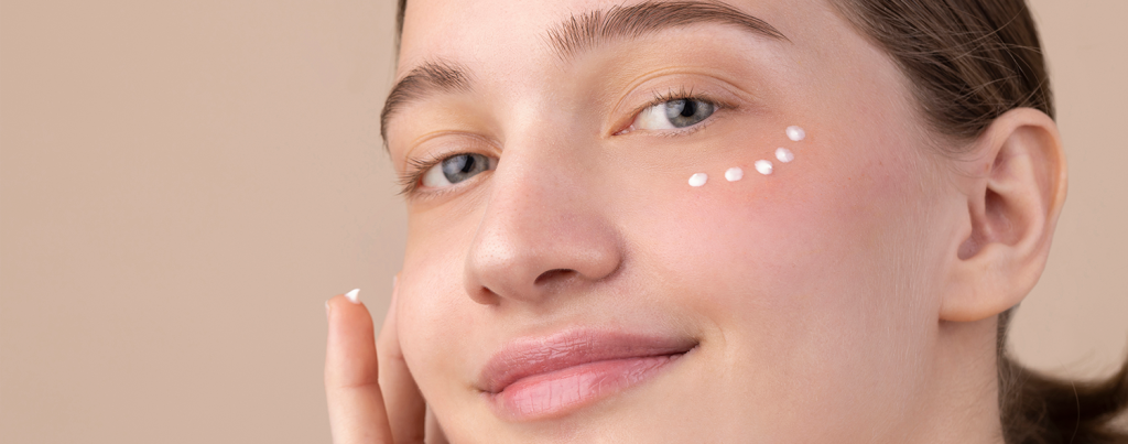 side-view-girl-using-eye-cream.png side-view-girl-using-eye-cream.png style=