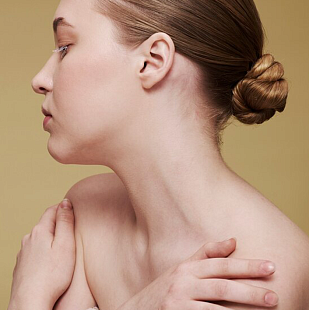Уход за кожей шеи и декольте для очищения, питания и омоложения